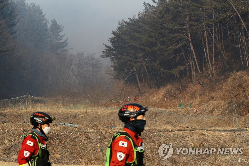 2月16日，在庆尚北道盈德郡盈德邑的山区，消防人员正准备前往火区救险。 韩联社