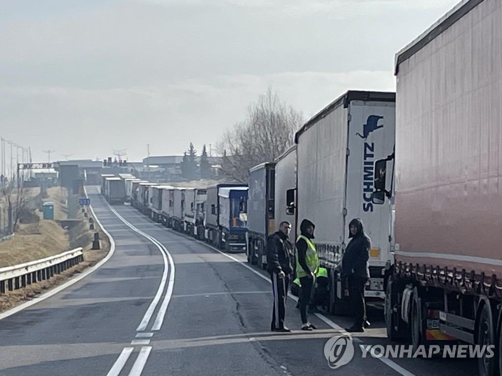 当地时间2月16日，在乌克兰通往波兰的边检站附近，大批货车排队等候出境。 韩联社