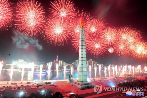 资料图片：2月16日，朝鲜在金日成广场鸣放礼花庆祝已故前最高领导人金正日的第80个生日（光明星节）。 韩联社/朝中社（图片仅限韩国国内使用，严禁转载复制）