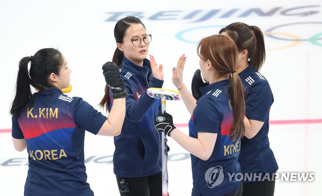2月17日，在北京国家游泳中心进行的2022北京冬奥会女子冰壶循环赛第9轮比赛上，韩国队选手们互相击掌打气。 韩联社