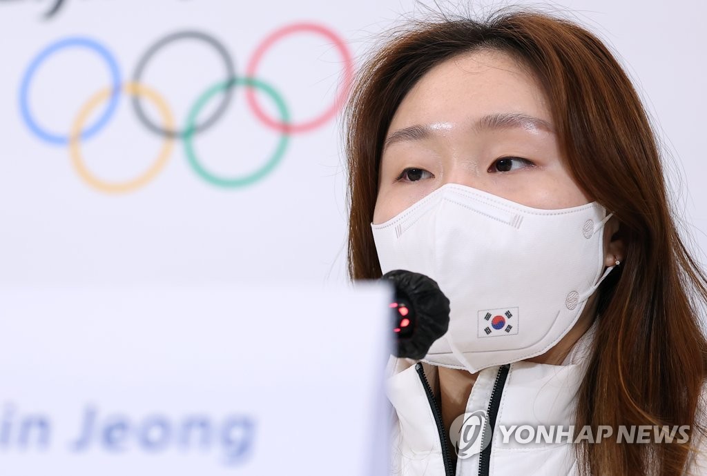 2月17日，在北京冬奥主媒体中心，崔珉祯接受韩国媒体采访。 韩联社