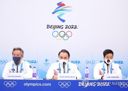 2月20日，在中国北京的冬奥会主媒体中心，韩国冰上联盟会会长兼体育代表团团长尹洪根（中）出席记者会，总结韩国队在本届冬奥会上的表现。 韩联社