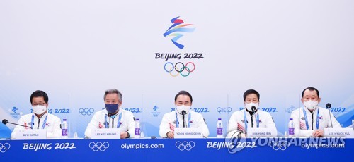 2月20日，在中国北京的冬奥会主媒体中心，大韩体育会会长李起兴（左二）出席记者会，总结韩国队在本届冬奥会上的表现。 韩联社