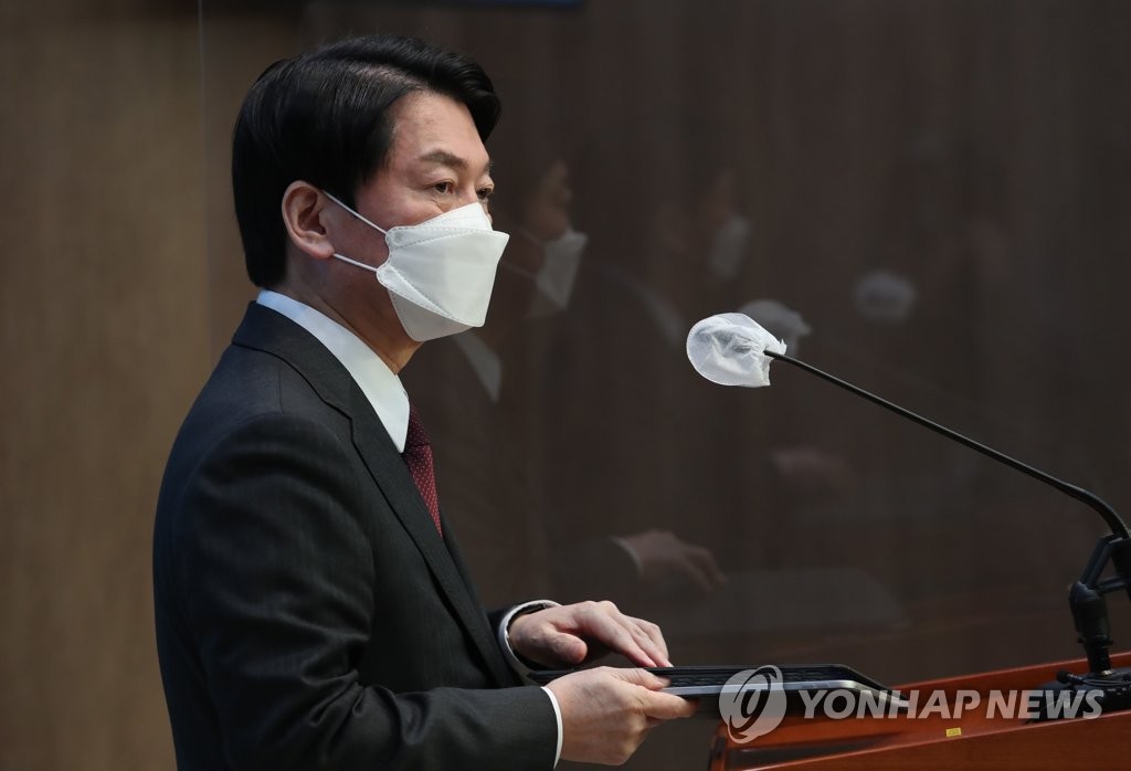 2月20日，在国会，在野党国民之党总统候选人安哲秀召开紧急记者会宣布合推候选人提议失效，今后将独自完成竞选进程。 韩联社