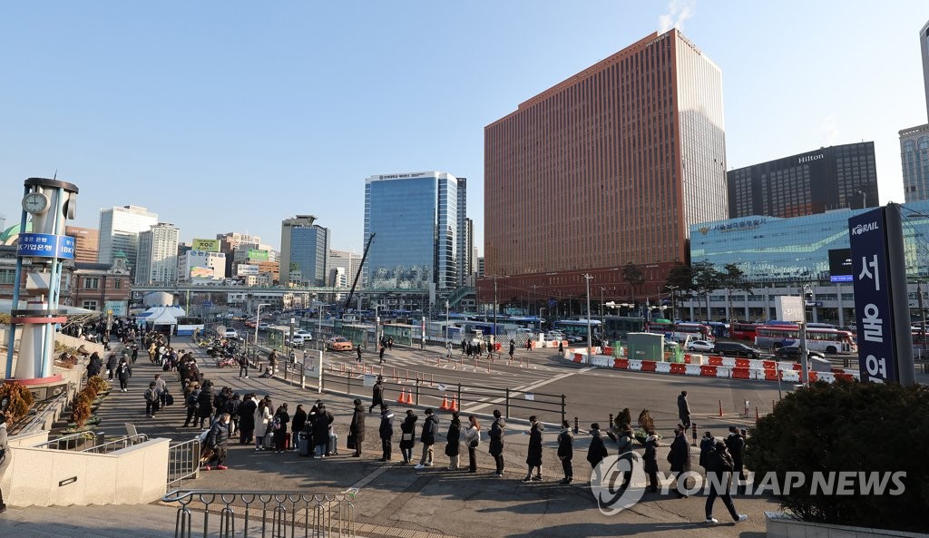 2月21日，在设于首尔站的临时筛查诊所，市民排队做核酸检测。 韩联社