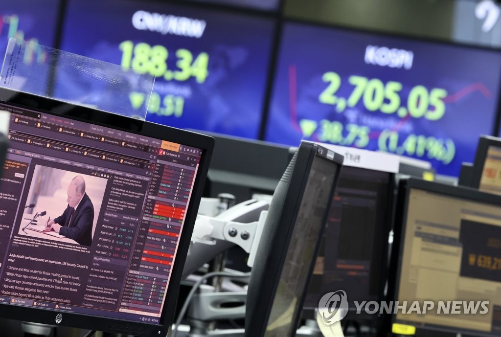 资料图片：2月22日上午，受乌克兰局势趋紧的影响，韩国综合股价指数（KOSPI）低开38.72点（1.14%），报2705.08点。图为首尔韩亚银行总行交易员的电脑屏幕上显示出有关乌克兰局势的新闻。 韩联社