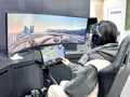 2月24日，2022韩国无人机展在釜山国际会展中心隆重开幕。图为观众在大韩航空运营的城市空运（UAM）体验区体验。 大韩航空供图（图片严禁转载复制）