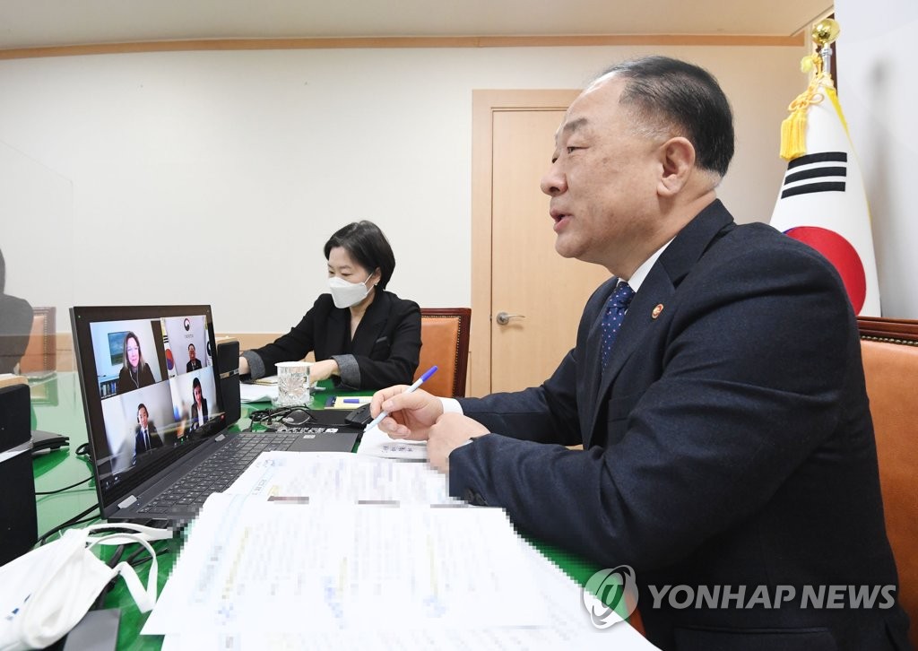 2月25日，在政府首尔办公楼，韩国企划财政部长官兼经济副总理洪楠基（右）与国际信用评级机构穆迪公司举行视频会议。 韩联社