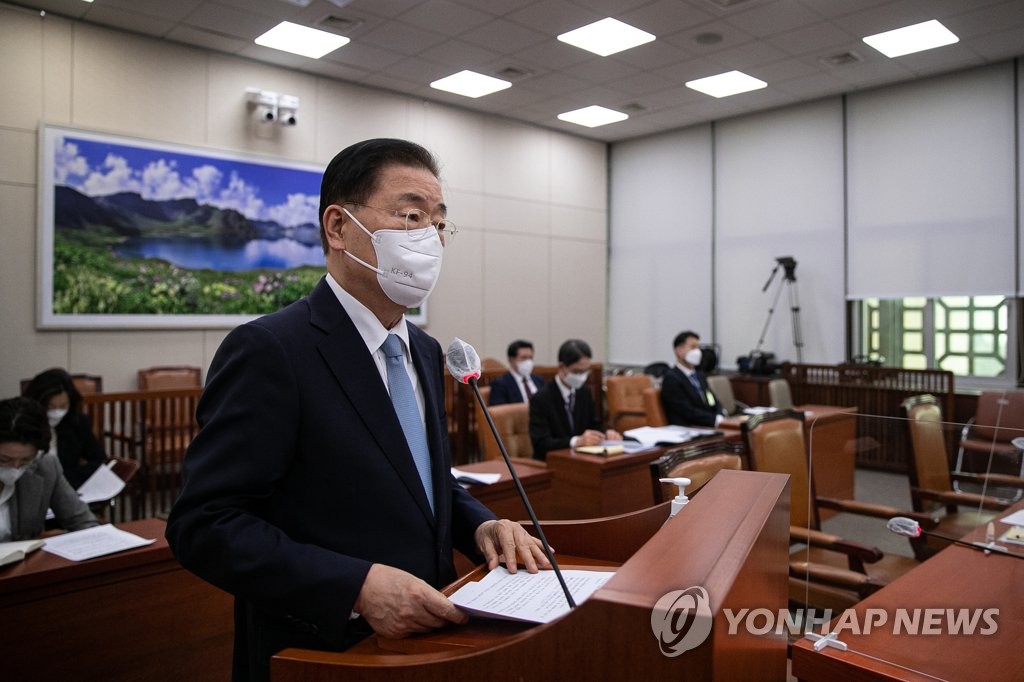 2月25日，在韩国国会办公楼，国会外交统一委员会全体会议举行。图为韩国外交部长官郑义溶出席该会议，对乌克兰局势进行报告。