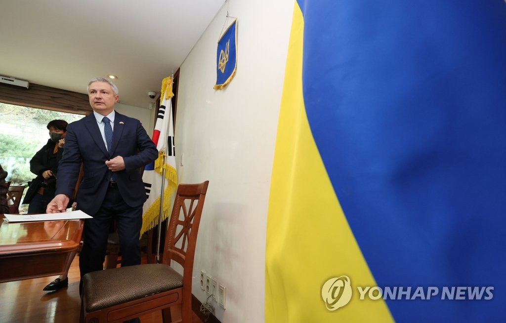 2月25日，在位于首尔市龙山区的乌克兰驻韩大使馆，乌克兰驻韩国大使特米特里·波诺玛林科达到记者会现场。 韩联社