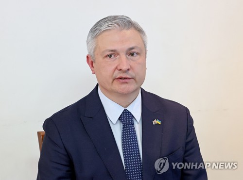 2月25日，在位于首尔市龙山区的乌克兰驻韩大使馆，乌克兰驻韩国大使特米特里·波诺玛林科举行记者会。 韩联社