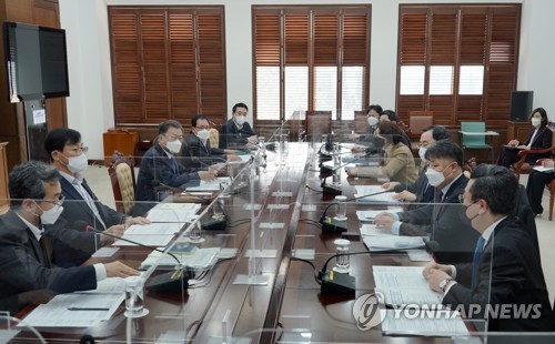 文在寅（左一）主持召开能源供应网事务报告会。 韩联社/青瓦台供图（图片严禁转载复制）