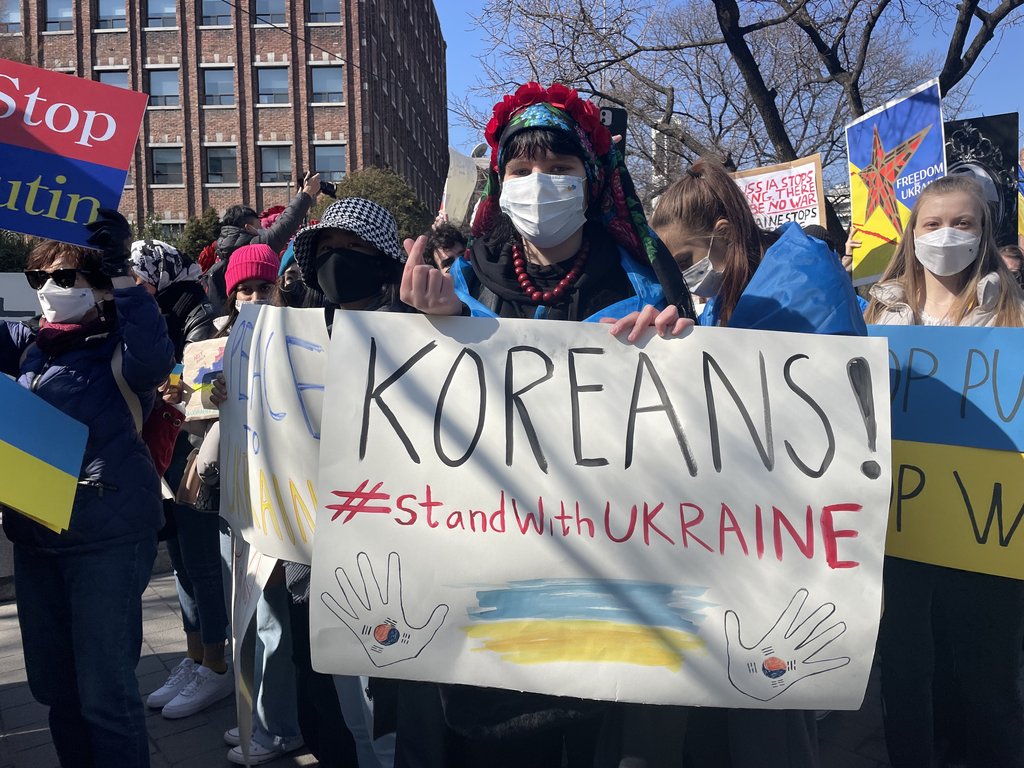 资料图片：2月27日，在首尔俄罗斯驻韩国大使馆附近，公民团体举行集会，谴责俄罗斯入侵乌克兰。 韩联社