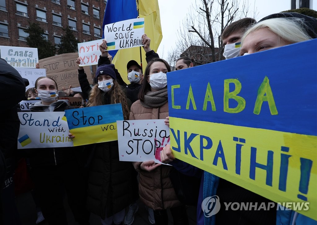 资料图片：2月28日，在位于首尔市中区的俄罗斯驻韩大使馆附近，旅韩乌克兰人举行记者会，呼吁俄罗斯停止进攻乌克兰，和平解决问题。 韩联社