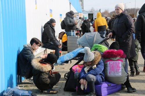 资料图片：当地时间3月1日，在乌克兰通往波兰的边检站，众多乌克兰民众等待离境。 韩联社