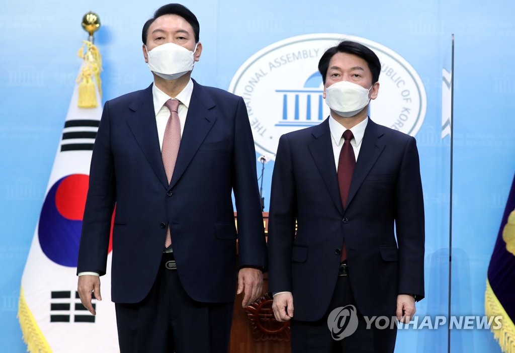 资料图片：尹锡悦（左）和安哲秀 韩联社