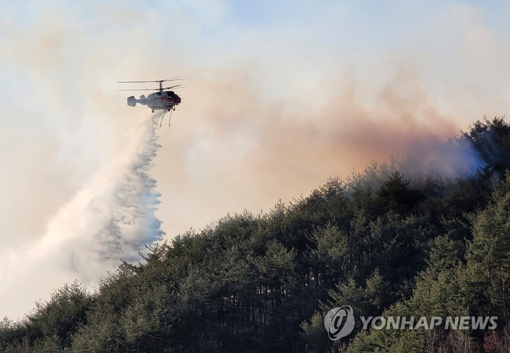 韩东部多地山火延烧多日 灭火困难
