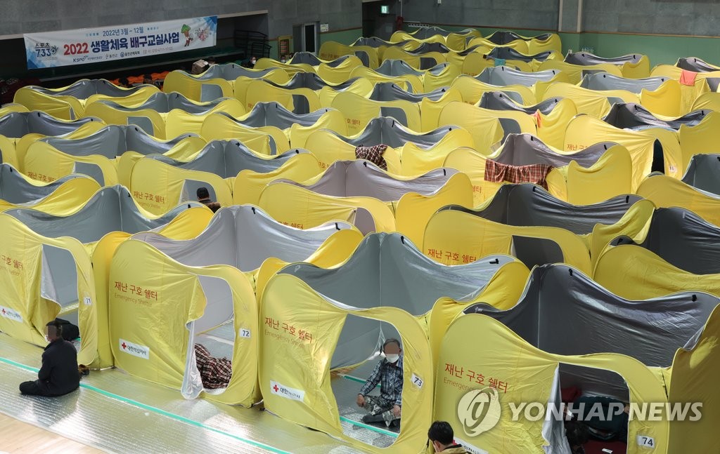 3月6日，庆尚北道蔚珍郡居民疏散到设于蔚珍国民体育中心的临时安置点。 韩联社