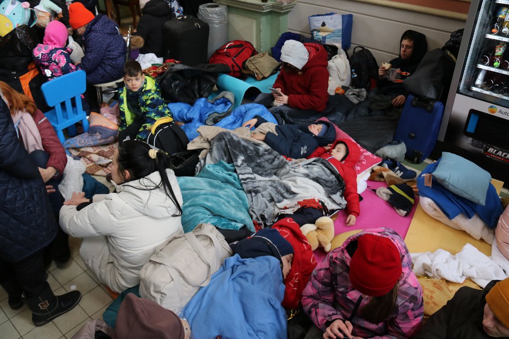 资料图片：在波兰普热梅希尔火车站，乌克兰难民躺在地上休息。 韩联社