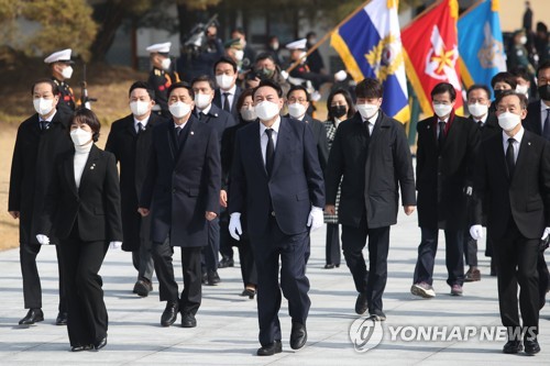 3月10日，在位于首尔市铜雀区的国立首尔显忠院，韩国新任总统当选人尹锡悦（居中）一行前来参拜。 韩联社/国会摄影记者团