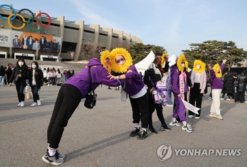 3月10日，在首尔蚕室综合体育场，防弹少年团（BTS）的粉丝“阿米”（ARMY）用身体摆出“ARMY”字样，迎接防弹少年团演唱会。 韩联社