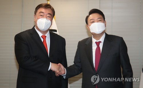 3月11日，在首尔，韩国候任总统尹锡悦（右）接见中国驻韩大使邢海明。 韩联社/国会摄影记者团