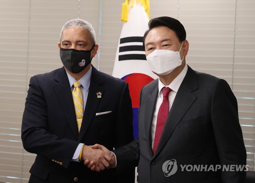 3月11日，韩国候任总统尹锡悦（右）接见美国驻韩国大使馆代办克里斯托弗·德尔·科尔索。 韩联社/国会摄影记者团