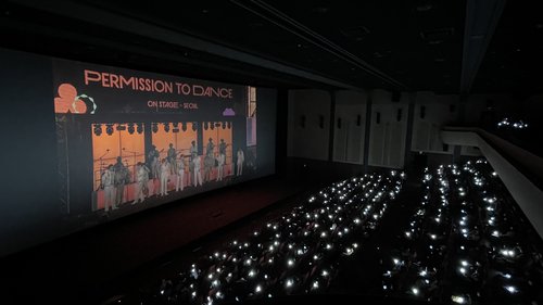 资料图片：3月12日，在位于首尔市乐天世界大厦的乐天影院，防弹少年团演唱会“BTS PERMISSION TO DANCE ON STAGE - SEOUL”以“Live Viewing”的方式面向全球直播。 韩联社/HYBE供图（图片严禁转载复制）