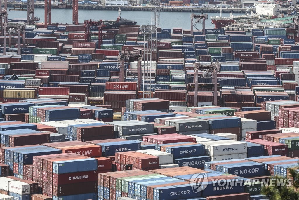 资料图片：3月15日，在釜山港神仙台码头，进口集装箱堆积如山。 韩联社