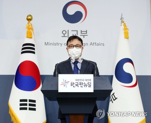 3月15日下午，在首尔市钟路区外交部办公楼，崔泳杉答记者问。 韩联社