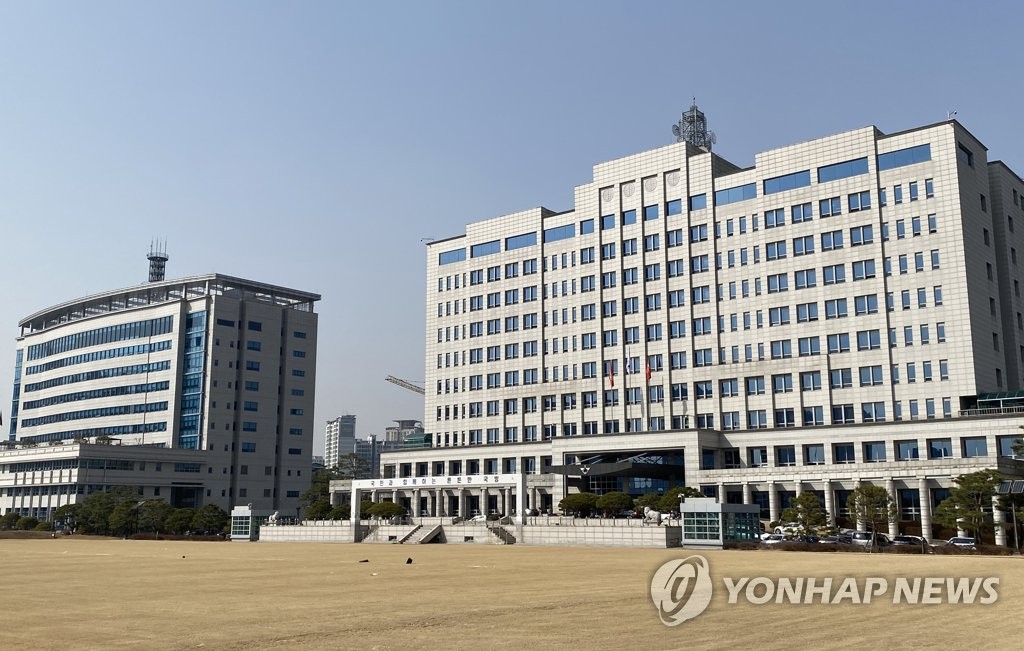 资料图片：国防部大楼（右）和联合参谋本部大楼 韩联社