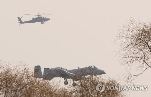 资料图片：3月16日下午，在位于京畿道的驻韩美军乌山基地，驻韩美军一架A-10“雷电Ⅱ”攻击机准备着陆。据韩国联合参谋本部消息，朝鲜当天上午9时30分许从平壤顺安一带发射不明飞行器，但联参推测发射失败。 韩联社