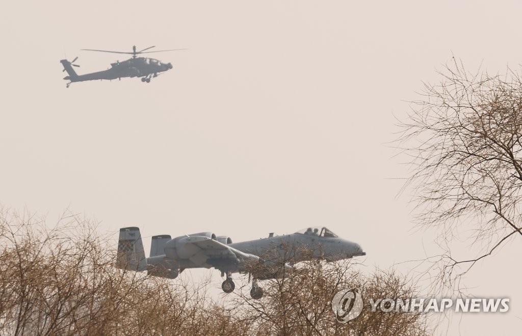 资料图片：3月16日下午，在位于京畿道的驻韩美军乌山基地，驻韩美军一架A-10“雷电Ⅱ”攻击机准备着陆。据韩国联合参谋本部消息，朝鲜当天上午9时30分许从平壤顺安一带发射不明飞行器，但联参推测发射失败。 韩联社