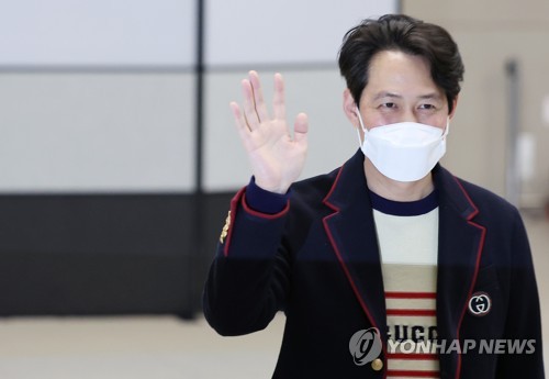 3月17日，在仁川国际机场第二航站楼，演员李政宰抵达后挥手致意。 韩联社