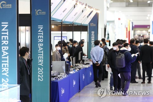 资料图片：3月17日，韩国二次电池产业展览会“INTERBATTERY 2022”在首尔江南区的韩国国际会展中心（COEX）举行。 韩联社