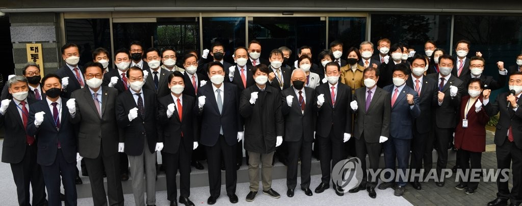 3月18日，在首尔市钟路区通义洞，韩国候任总统尹锡悦（前排左六）出席总统职务交接委员会挂牌仪式。图为尹锡悦与交接委员会人士合影留念。 韩联社/国会摄影记者团