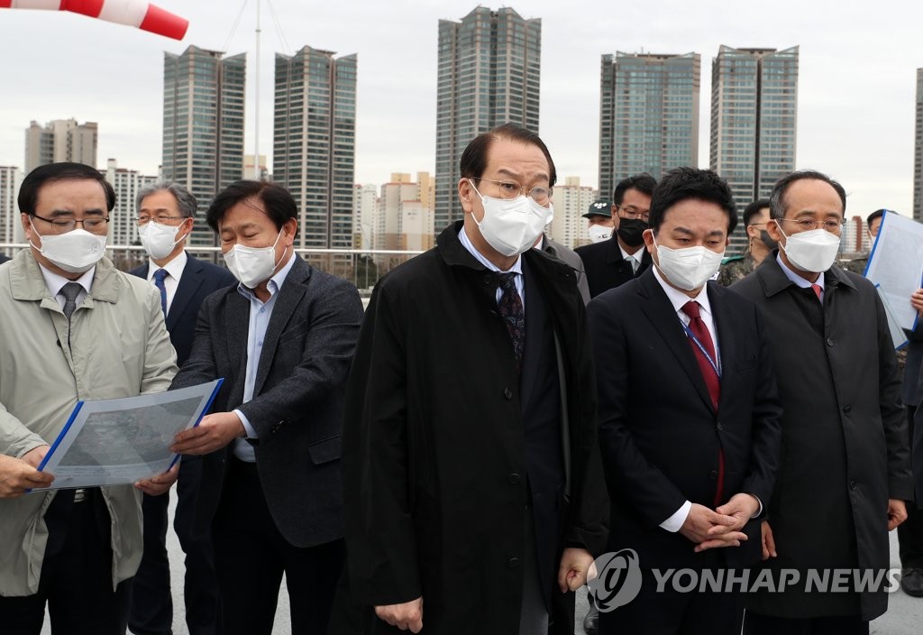3月18日下午，在国防部，权宁世等总统职务交接委员现场考察总统府候选地。 韩联社/国会摄影记者团供图（图片严禁转载复制）