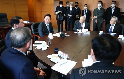 资料图片：3月21日，在首尔市钟路区，韩国候任总统尹锡悦（左三）邀请6家经济团体代表共进工作餐。 韩联社/国会摄影记者团