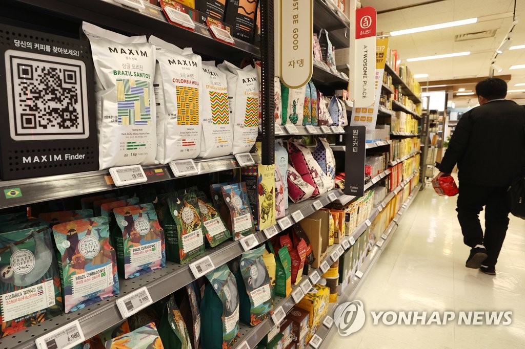 资料图片：韩国一家大型超市的速溶咖啡柜台 韩联社