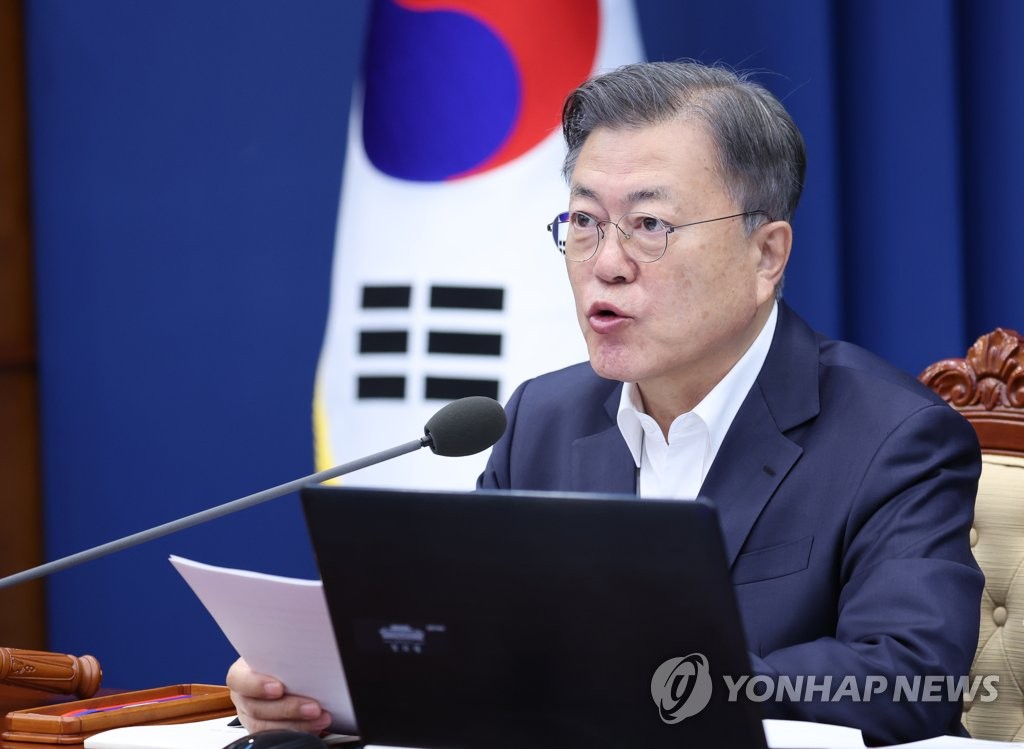 3月22日，在青瓦台，韩国总统文在寅主持召开国务会议。 韩联社