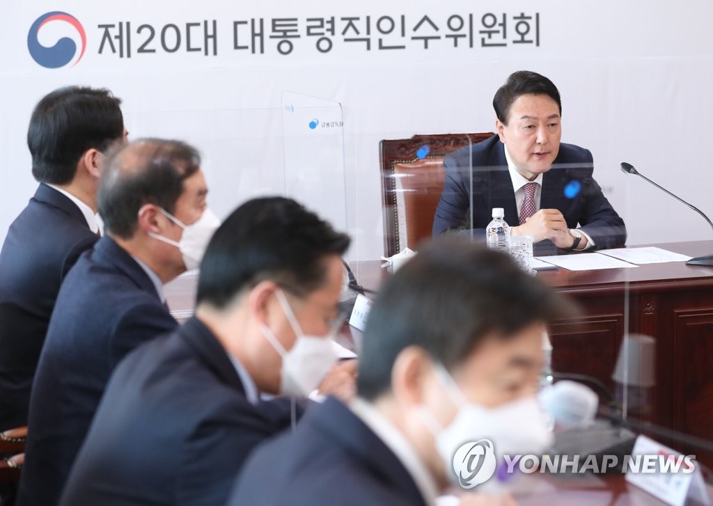 资料图片：3月22日，在设于首尔市钟路区的总统职务交接委员会办公室，韩国候任总统尹锡悦（右一）主持召开会议。 韩联社