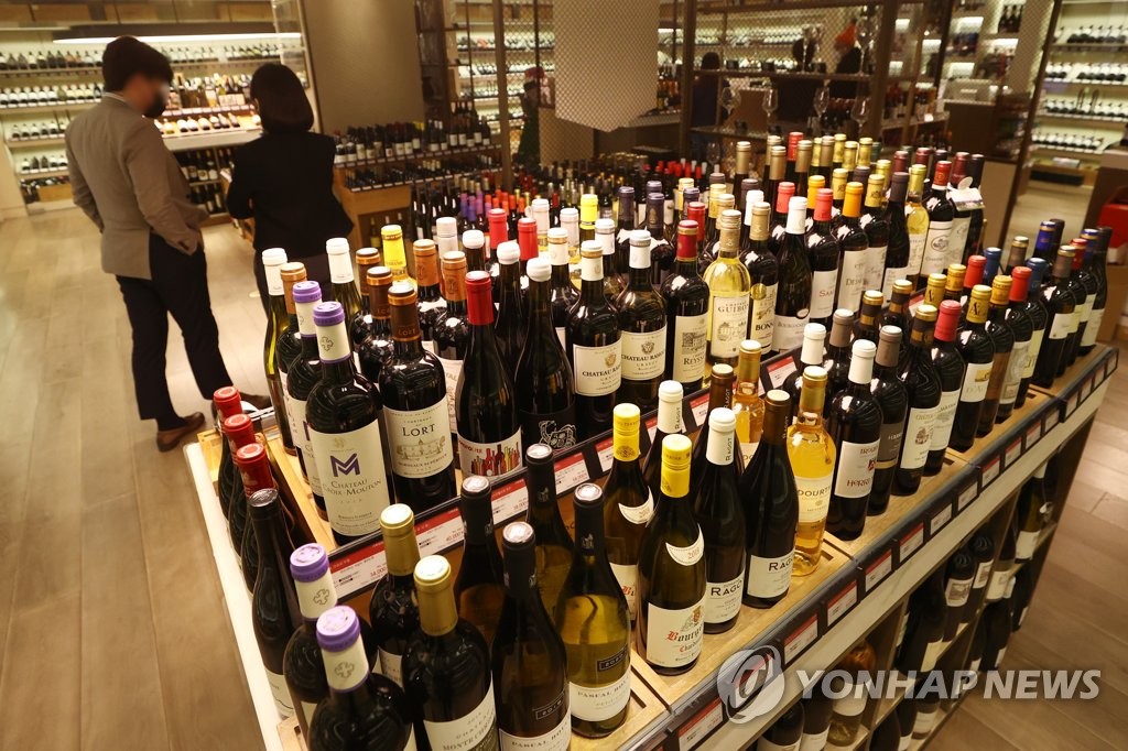 资料图片：一家大型超市的葡萄酒柜台 韩联社