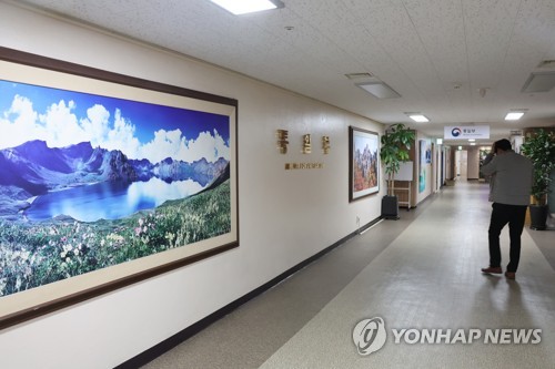 资料图片：位于政府首尔办公大楼的统一部办公室，摄于3月23日。 韩联社