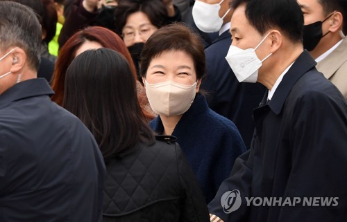 3月24日上午，在三星首尔医院，前总统朴槿惠（居中）康复出院。 韩联社/联合记者团