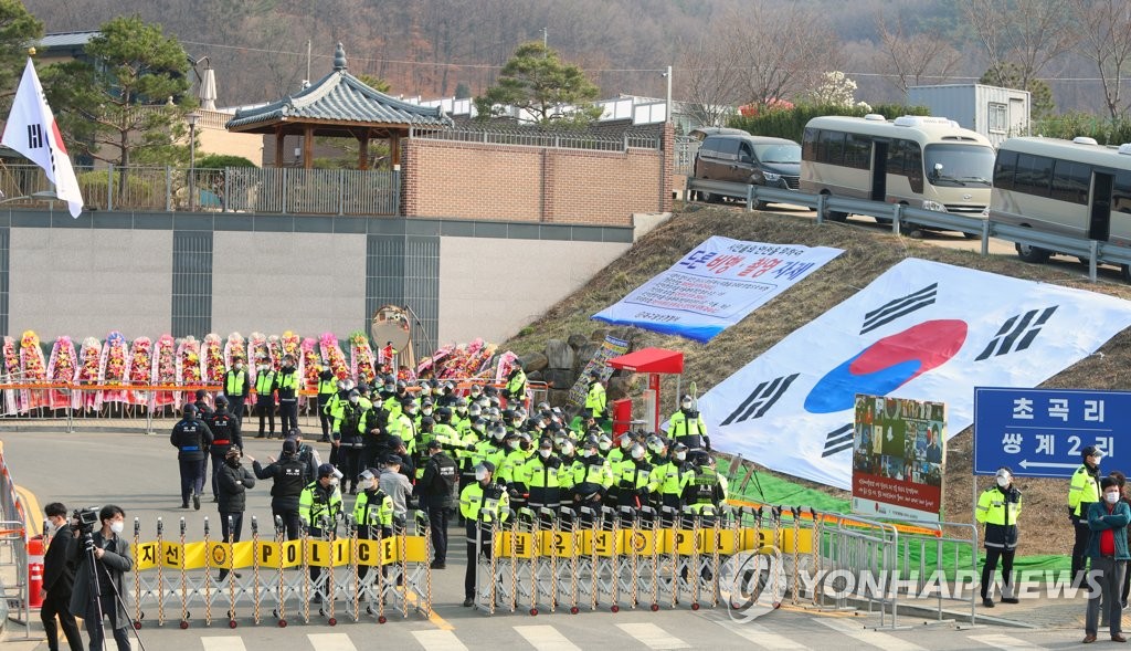 3月24日，在大邱，警卫在朴槿惠私邸前守卫。 韩联社