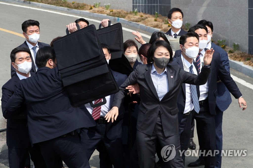 3月24日，在大邱，朴槿惠抵达大邱私邸。 韩联社