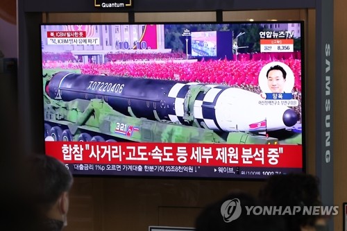 3月24日，在首尔站候车厅，市民观看有关朝鲜射弹的电视新闻。 韩联社
