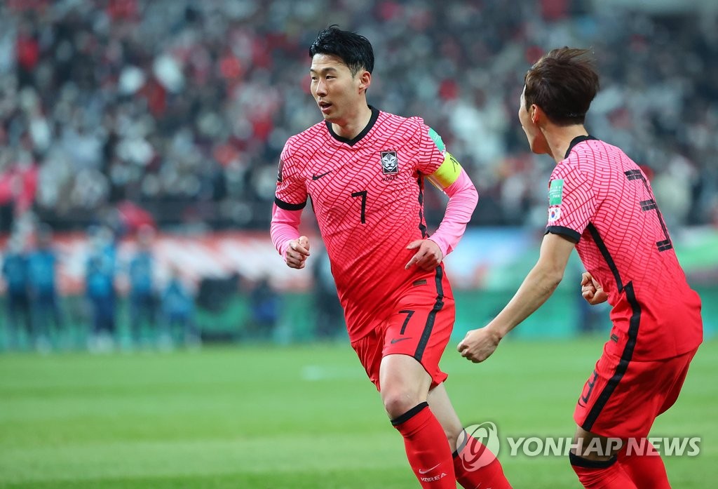 3月24日，在位于首尔市麻浦区首尔世界杯体育场，2022年卡塔尔世界杯亚洲区预选赛12强赛A组第9轮韩国对伊朗的比赛举行。图为韩国男足名将孙兴慜（居中）为韩国队踢入第一粒球后欢呼。 韩联社
