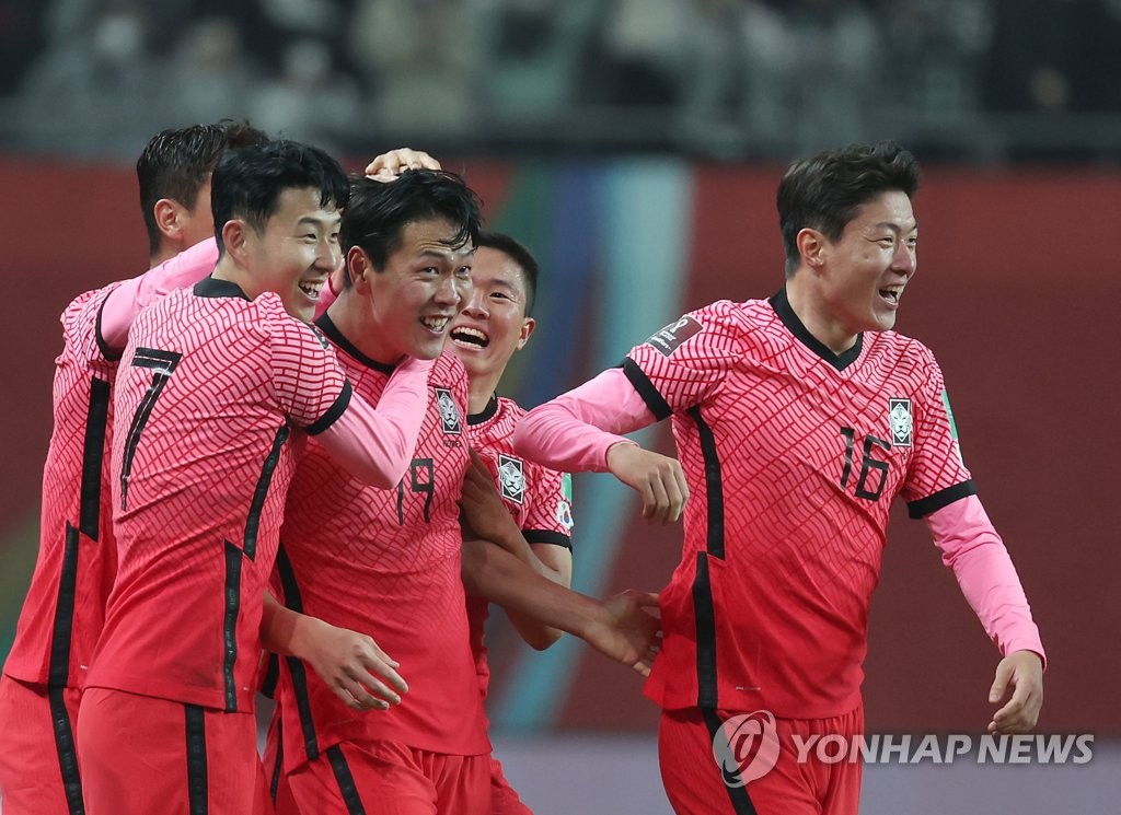 3月24日，在位于首尔市麻浦区首尔世界杯体育场，2022年卡塔尔世界杯亚洲区预选赛12强赛A组第9轮韩国对伊朗的比赛举行。图为韩国选手金英权（右三）进球后与队友们欢呼庆祝。 韩联社