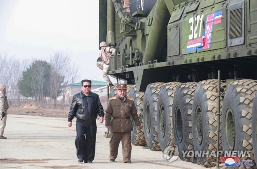 朝中社3月25日报道称，朝鲜前一天在国务委员会委员长金正恩（左）的指导下试射了“火星-17”新型洲际弹道导弹（ICBM）。据悉，金正恩亲笔签署了发射命令，并前往现场指导发射工作。 韩联社/朝中社（图片仅限韩国国内使用，严禁转载复制）